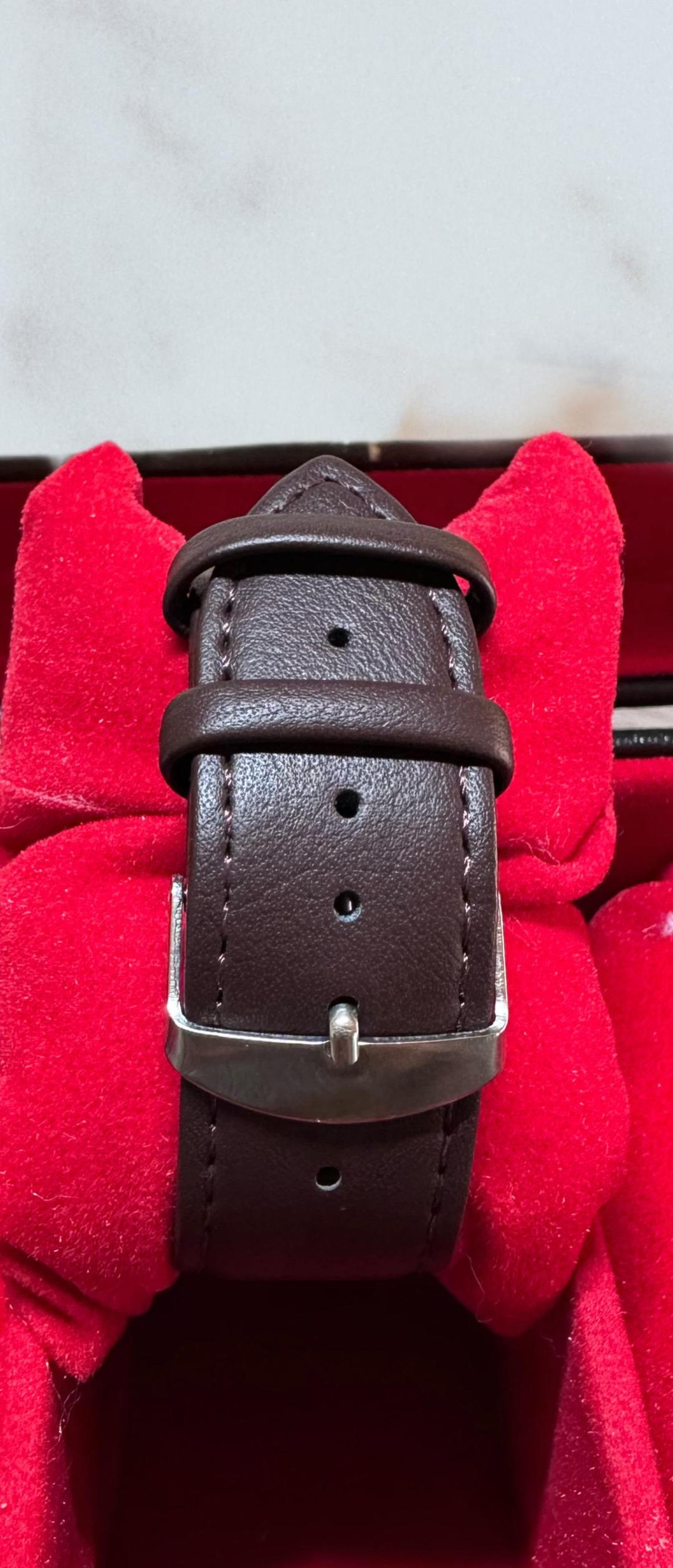 Stylish Men's & Unisex Quartz Watch Water Resistant